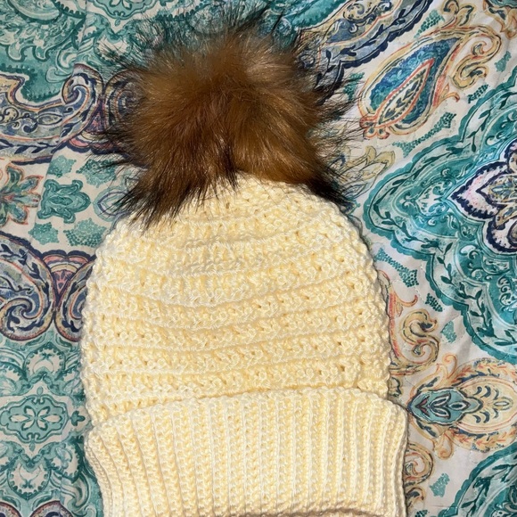 Hand crafted Unisex crochet Hat Beanie with Raccoon Faux Fur Pom Pom - Picture 4 of 4